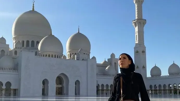 Esta fotógrafa onubense transforma su pasión en arte, inmortalizando matrimonios en diversos países.