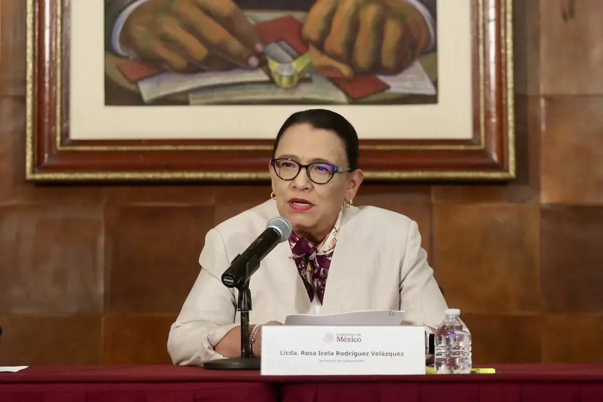 La titular de SEGOB se niega a comentar sobre el paradero del gobernador de Sinaloa, enfrentando presión internacional.