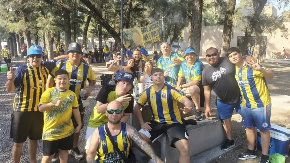 Los aficionados de Rosario Central se reúnen en Santiago del Estero antes del encuentro, marcando gran expectación.