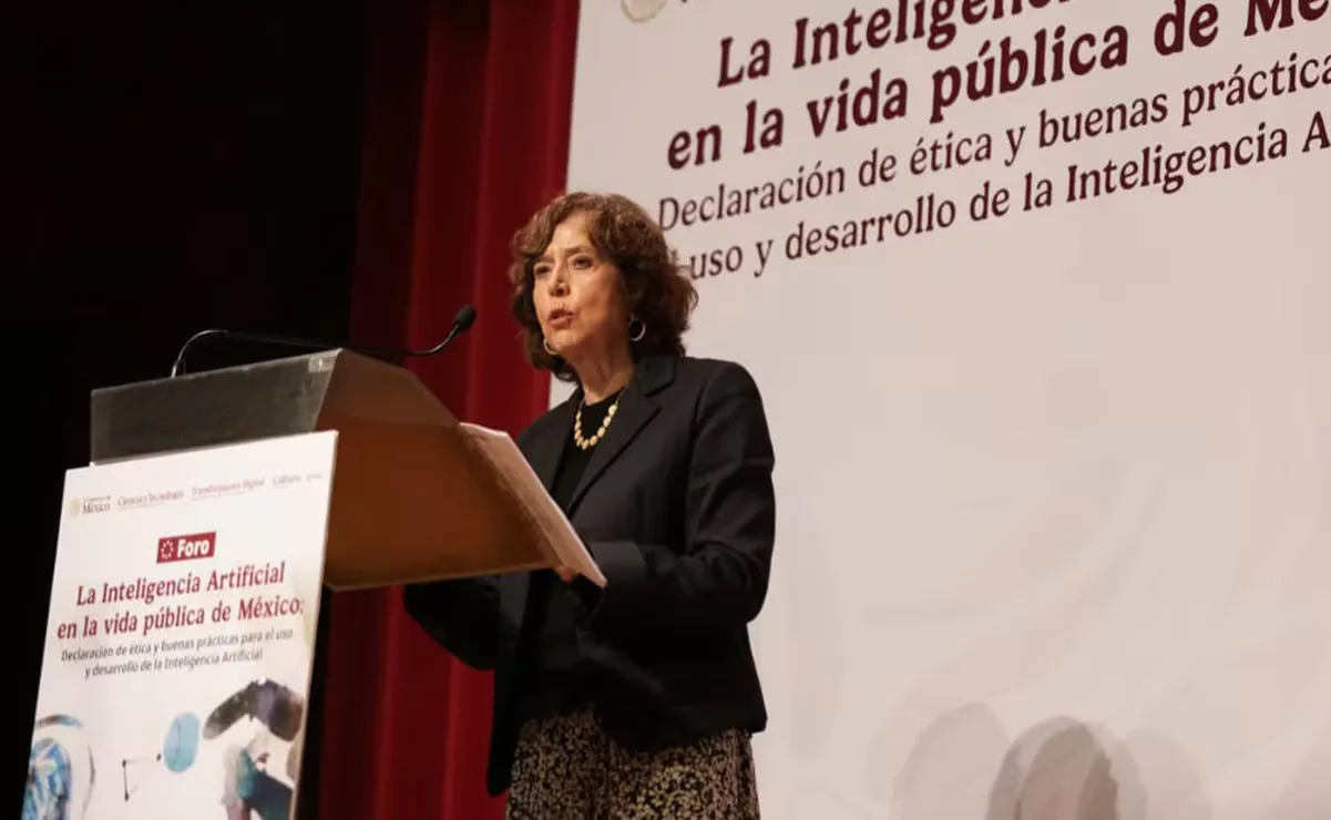 Rosaura Ruiz durante la conferencia sobre el CIDE y su dirección.