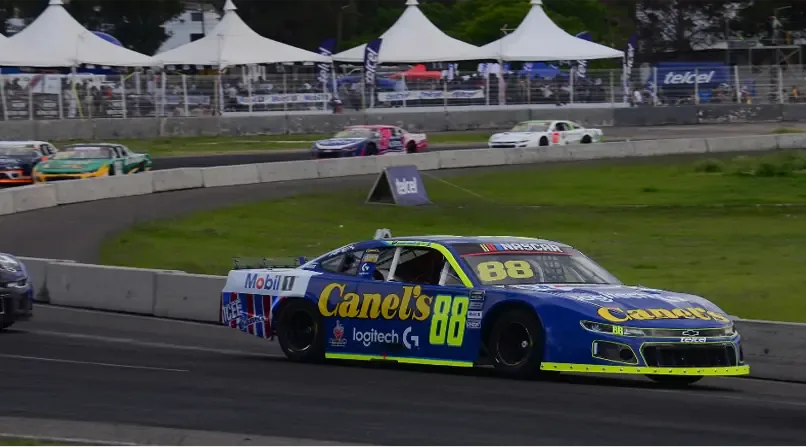 El piloto mexicano se mantiene en la carrera por el campeonato tras una intensa competencia.