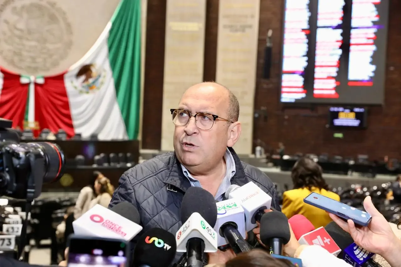 Rubén Moreira critica el rol de los estados en la inseguridad durante su conferencia.