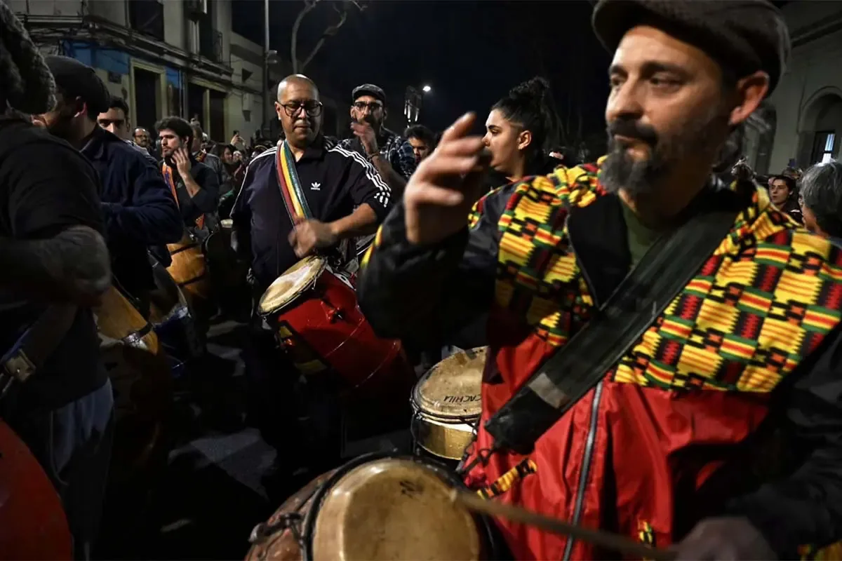 La música del candombe y la presencia de miles honran la memoria del querido artista uruguayo.