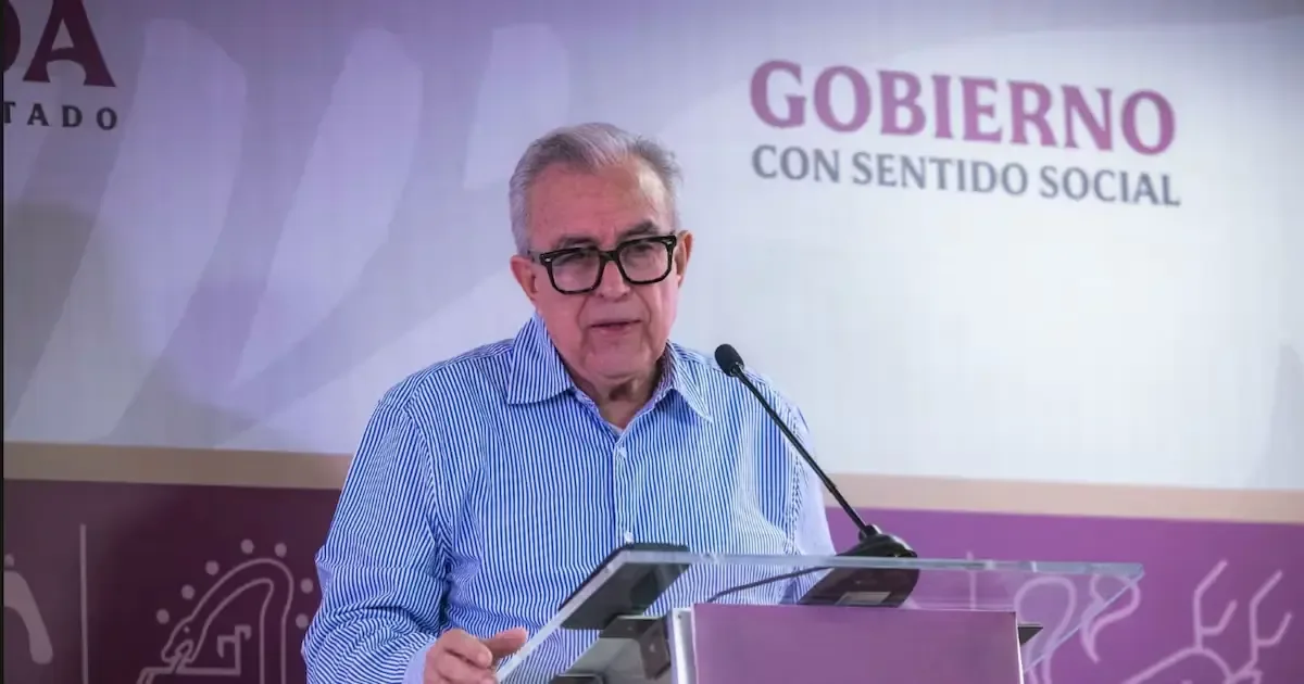 El gobernador de Sinaloa se presenta ante la Fiscalía por acusaciones de vínculos con el crimen organizado.