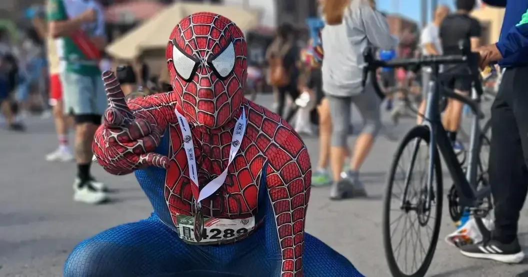 Un médico general corre para motivar a los más pequeños durante el medio maratón en Saltillo.