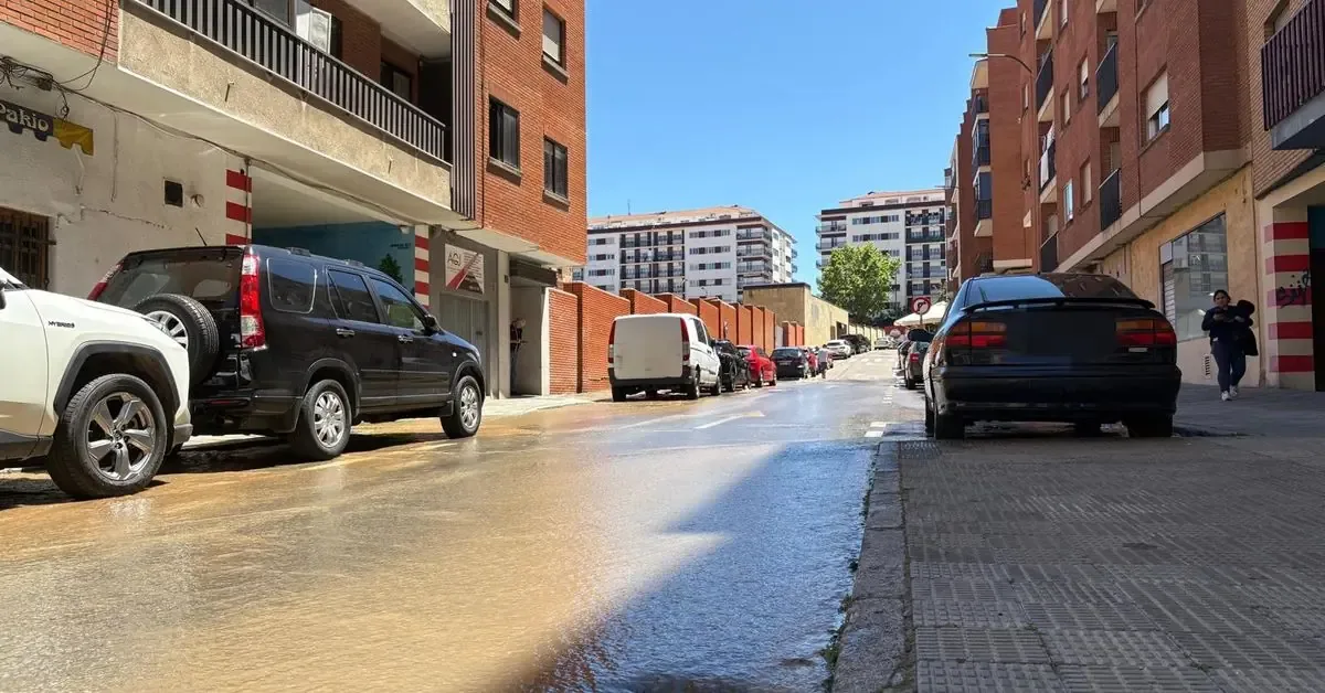 La emergencia afecta el tránsito peatonal y el suministro de agua en la zona.