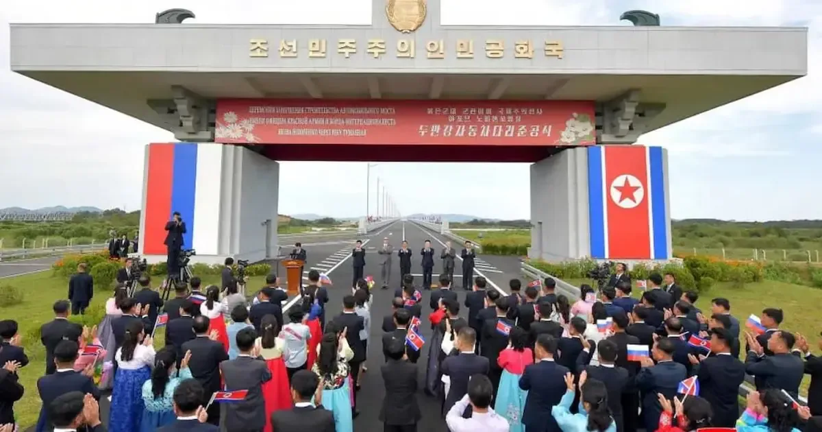 La inauguración de este puente automovilístico refuerza la conexión logística entre ambos países y mejora el comercio.