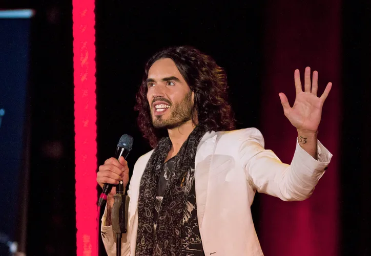 Russell Brand durante su audiencia virtual ante el tribunal británico.