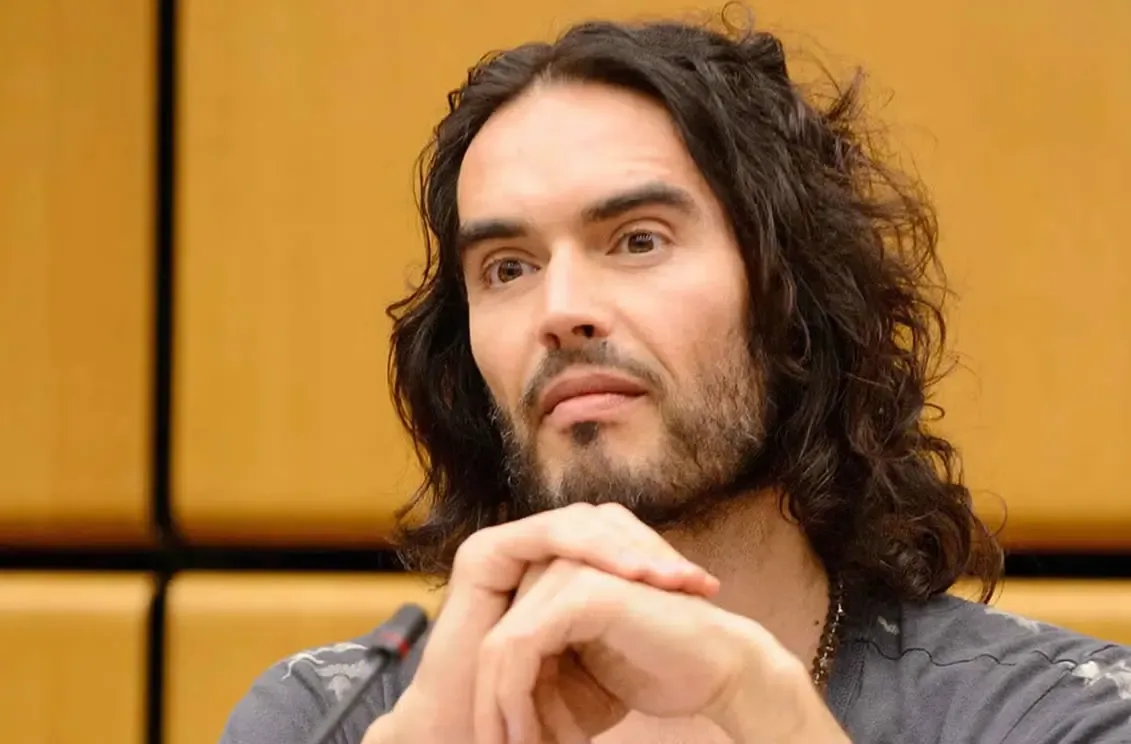 Russell Brand durante su comparecencia virtual en la Corte de Magistrados de Westminster.