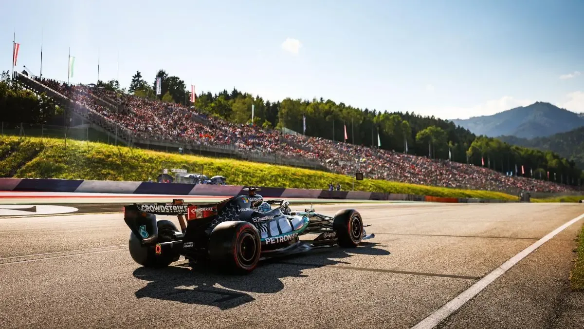 George Russell logra su cuarta pole del año en un emocionante evento de F1, superando a Verstappen y Ferrari.