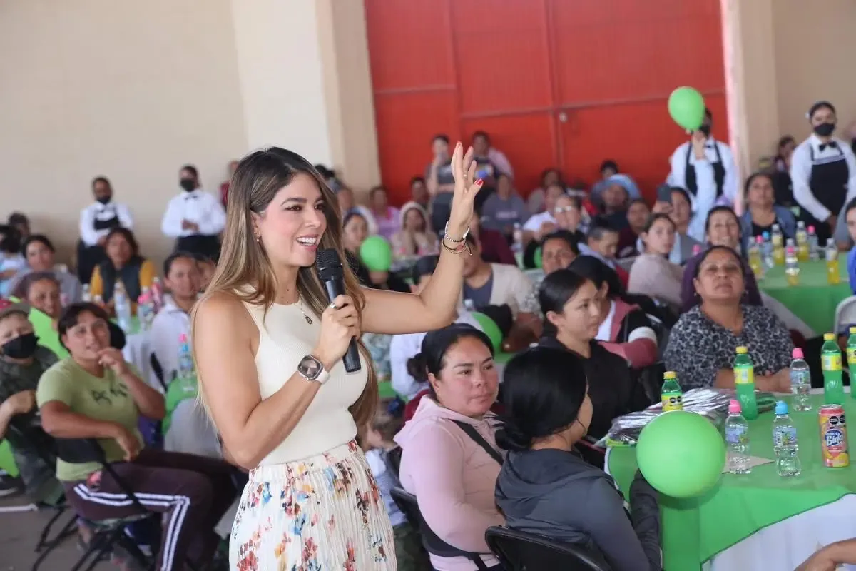 La Senadora resalta el papel de las madres en la sociedad potosina, ofreciendo festejos y reconocimientos.