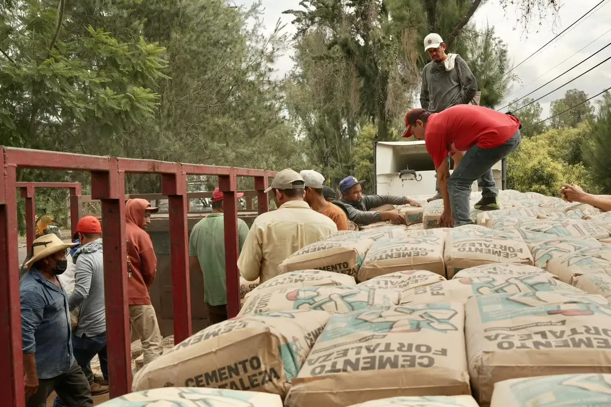 La entrega de cemento fortalecerá la infraestructura hidroagrícola en Michoacán y beneficiará a comunidades productoras.