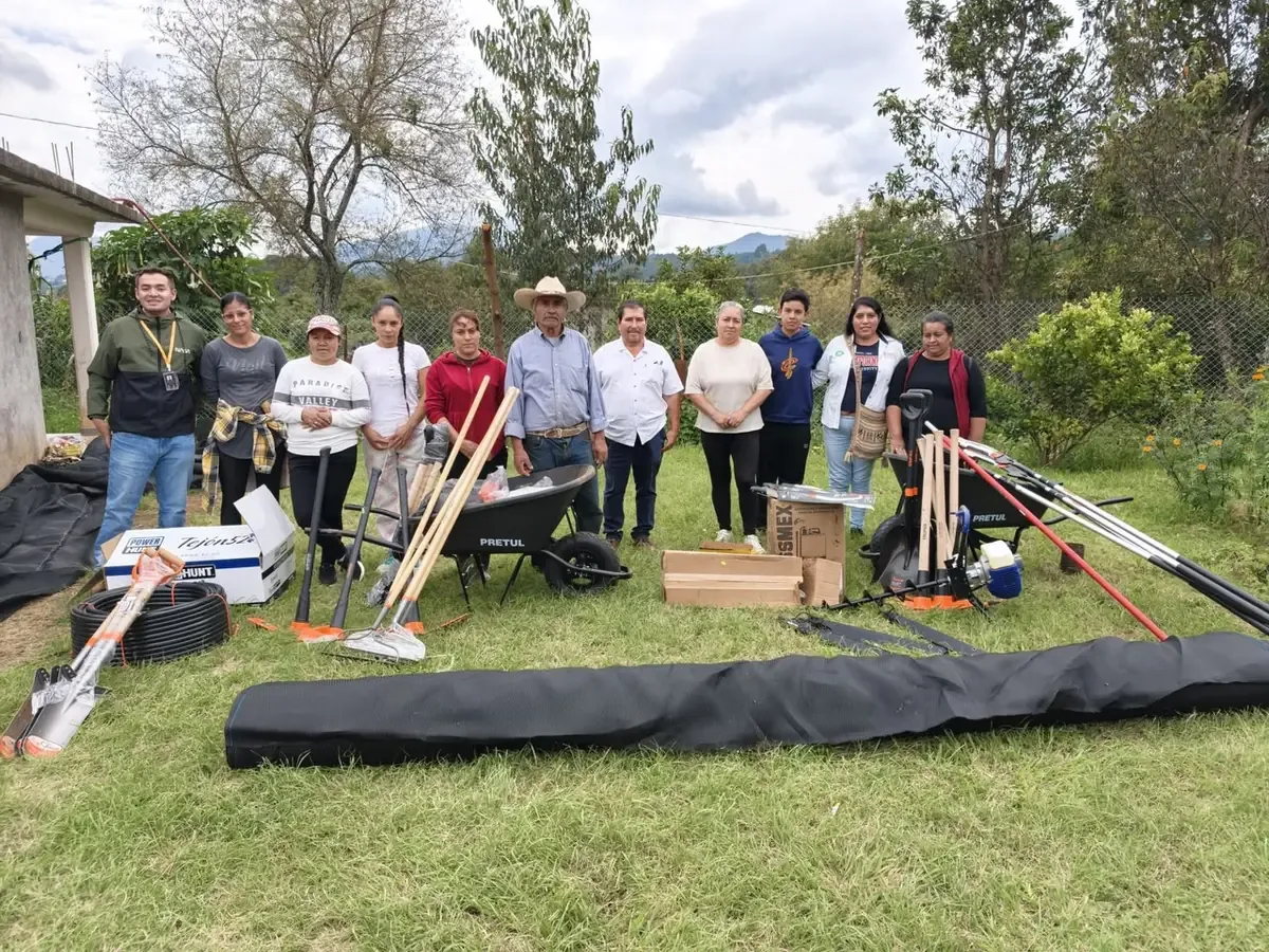 La entrega de herramientas busca mejorar la conservación del suelo y agua en Madero, Michoacán.