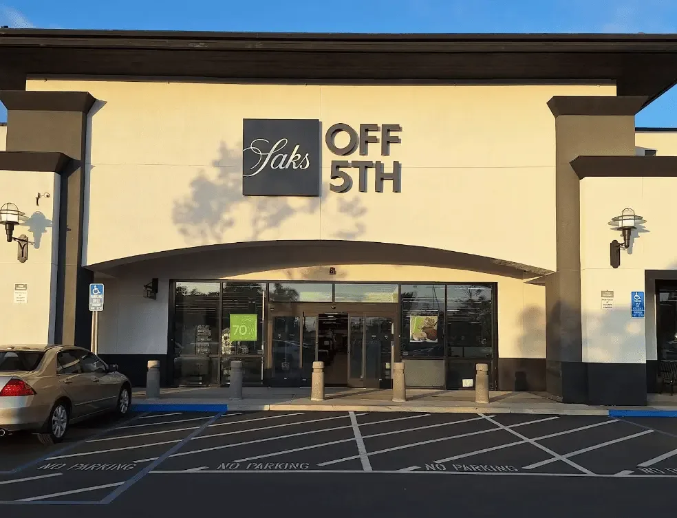 Saks Global enfrenta reestructuración tras declararse en bancarrota en Texas.