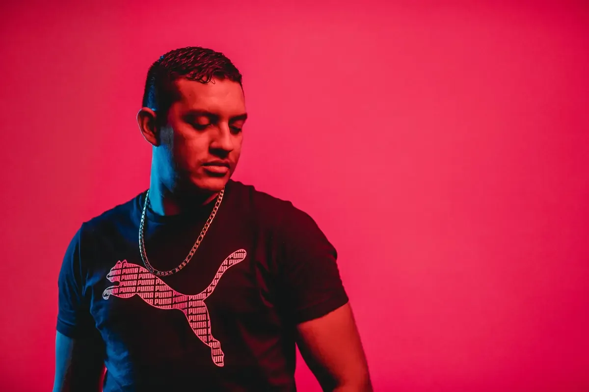 El intérprete agradeció a sus seguidores y lanzó colaboraciones musicales en su nuevo álbum.