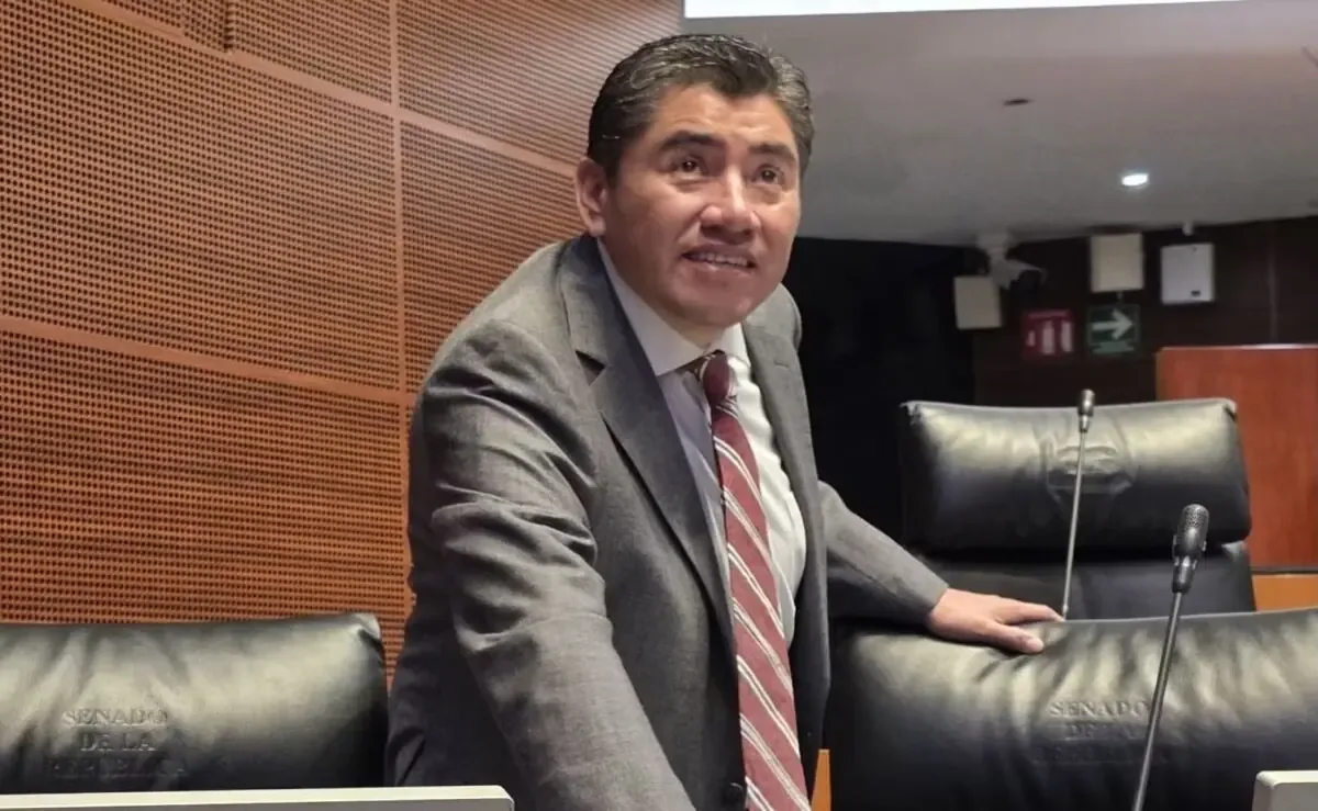 El senador Saúl Monreal busca la alcaldía de Fresnillo, desmintiendo especulaciones sobre su futuro político.