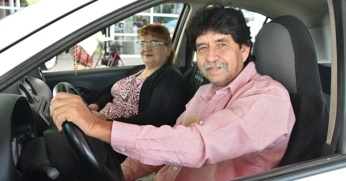 Saúl Salas Durón, conocido como "El Buky", ayuda a personas con discapacidad a acceder a servicios médicos.