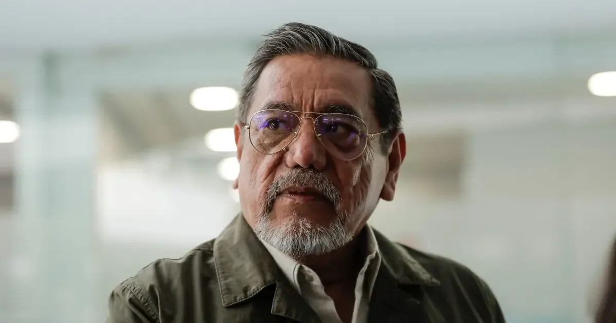 El senador con licencia de Morena confirma su no participación en la encuesta por la gubernatura, pero no se retira.