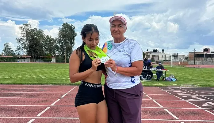 La atleta de la UPSLP se destaca en el campeonato estatal de atletismo.