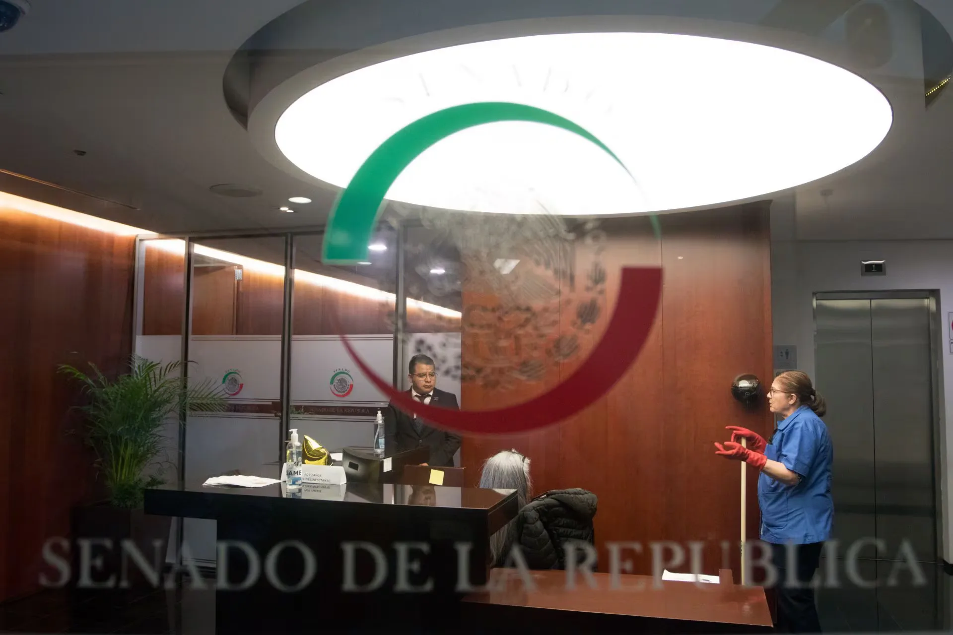 Salón de belleza clausurado en el Senado tras críticas por uso indebido.