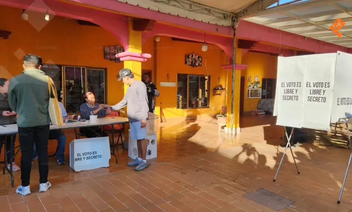 Salomón Jara Cruz durante una conferencia sobre la revocación de mandato en Oaxaca.