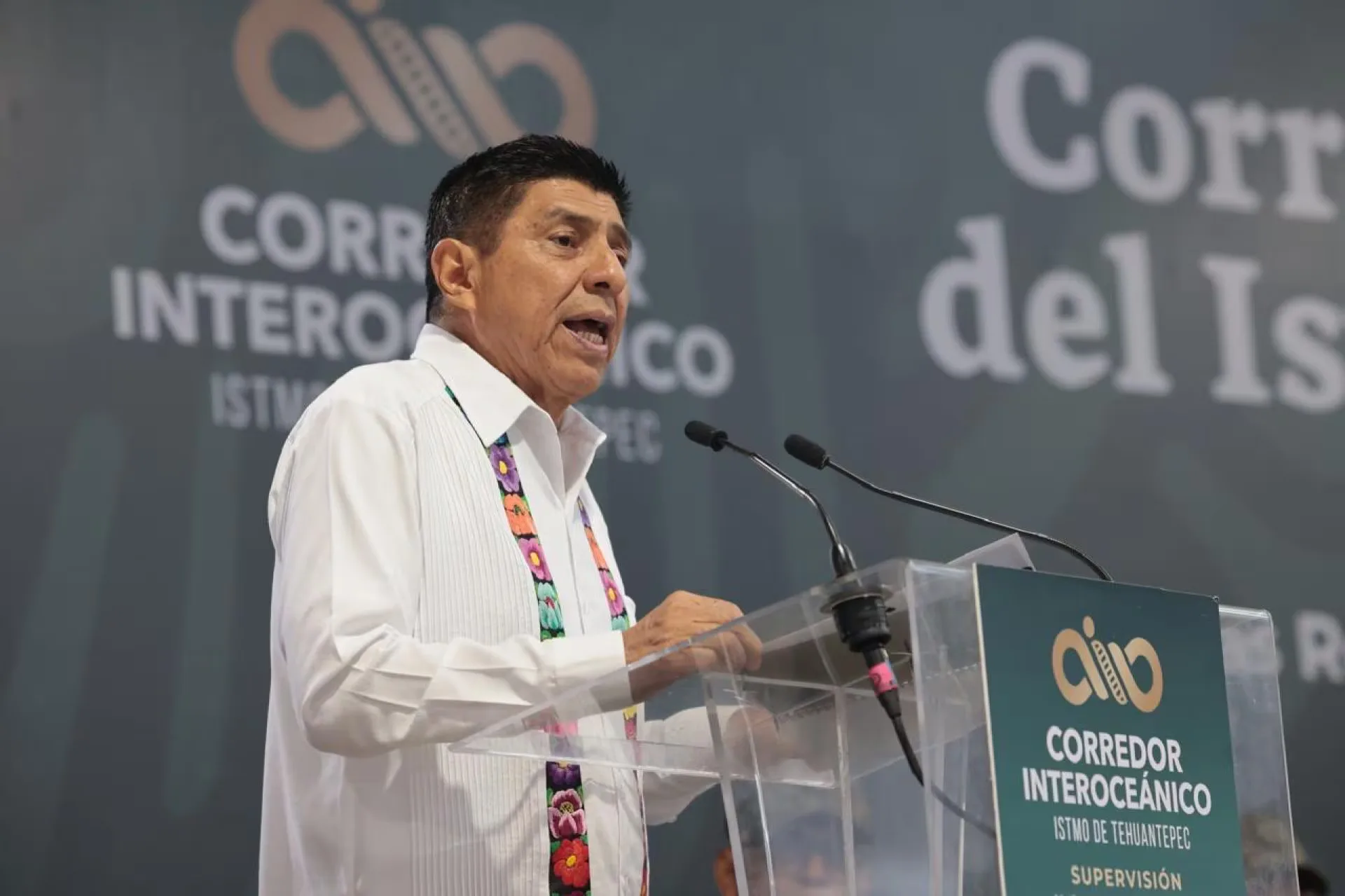Salomón Jara Cruz votando en la revocación de mandato en Oaxaca.