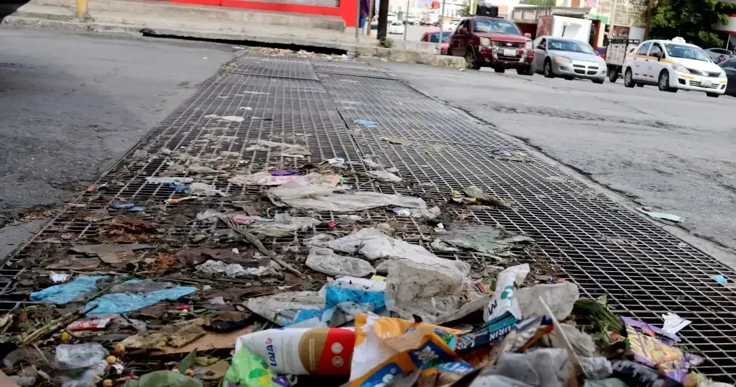 El alcalde Javier Díaz González anuncia medidas más severas para mantener la limpieza en la ciudad tras las inundaciones recientes.