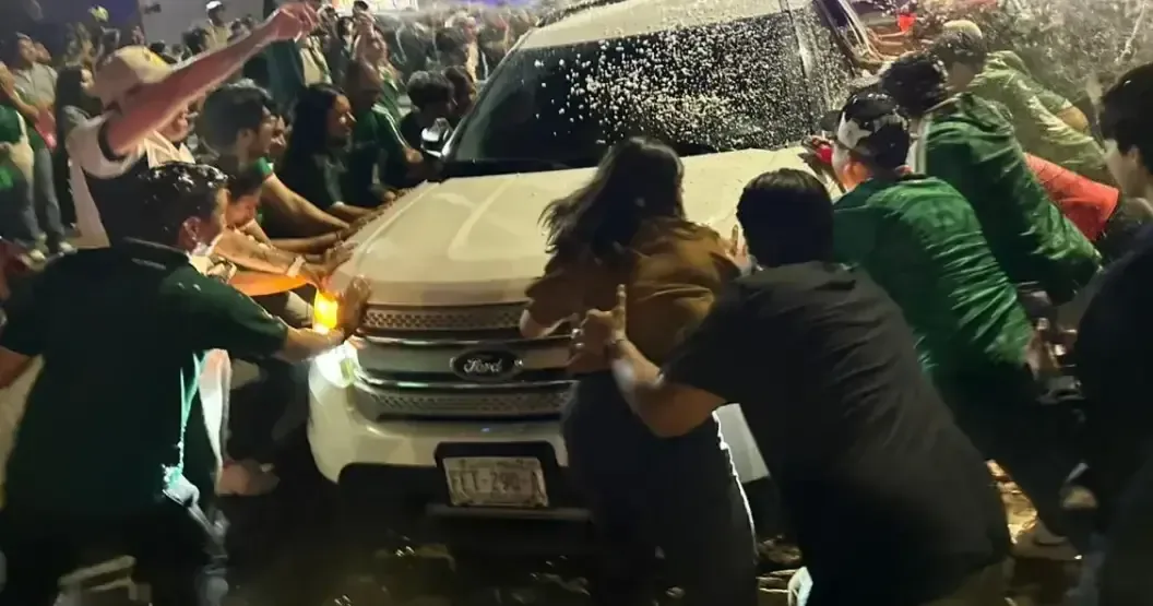 Aficionados se reúnen en el centro histórico para festejar el triunfo del equipo mexicano en la Copa del Mundo.