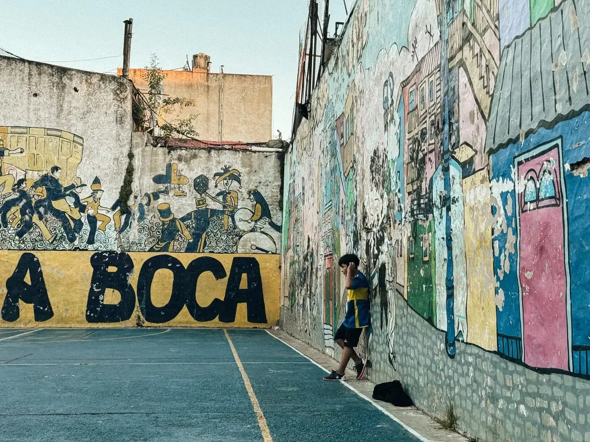 La ciudad impulsa la participación juvenil con actividades culturales y recreativas.