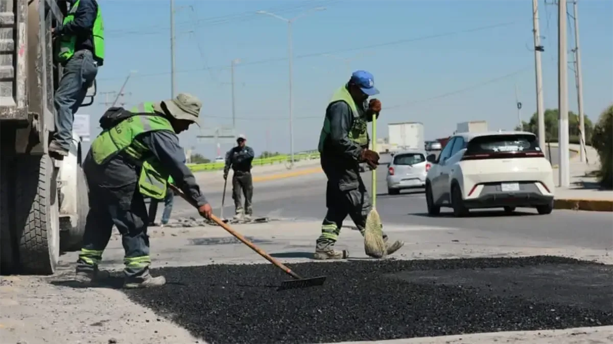 El Ayuntamiento de Saltillo realiza trabajos de rehabilitación y mantenimiento en varias vialidades y una plaza pública.