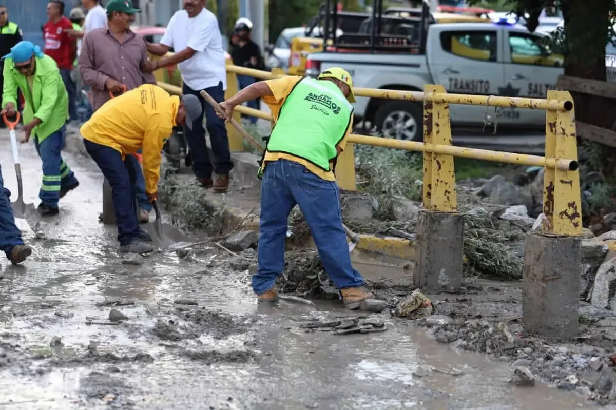 El alcalde Javier Díaz anuncia medidas para ayudar a los damnificados tras las inundaciones en la colonia Zaragoza Popular.