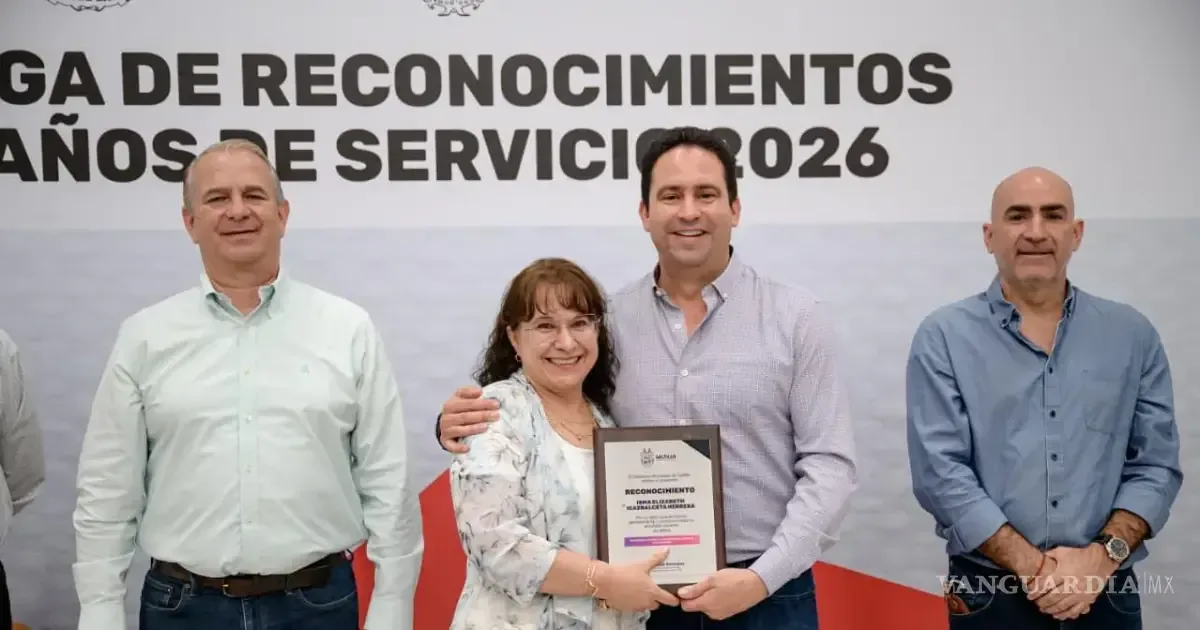 Empleados municipales reconocidos por su compromiso y años de servicio valioso.