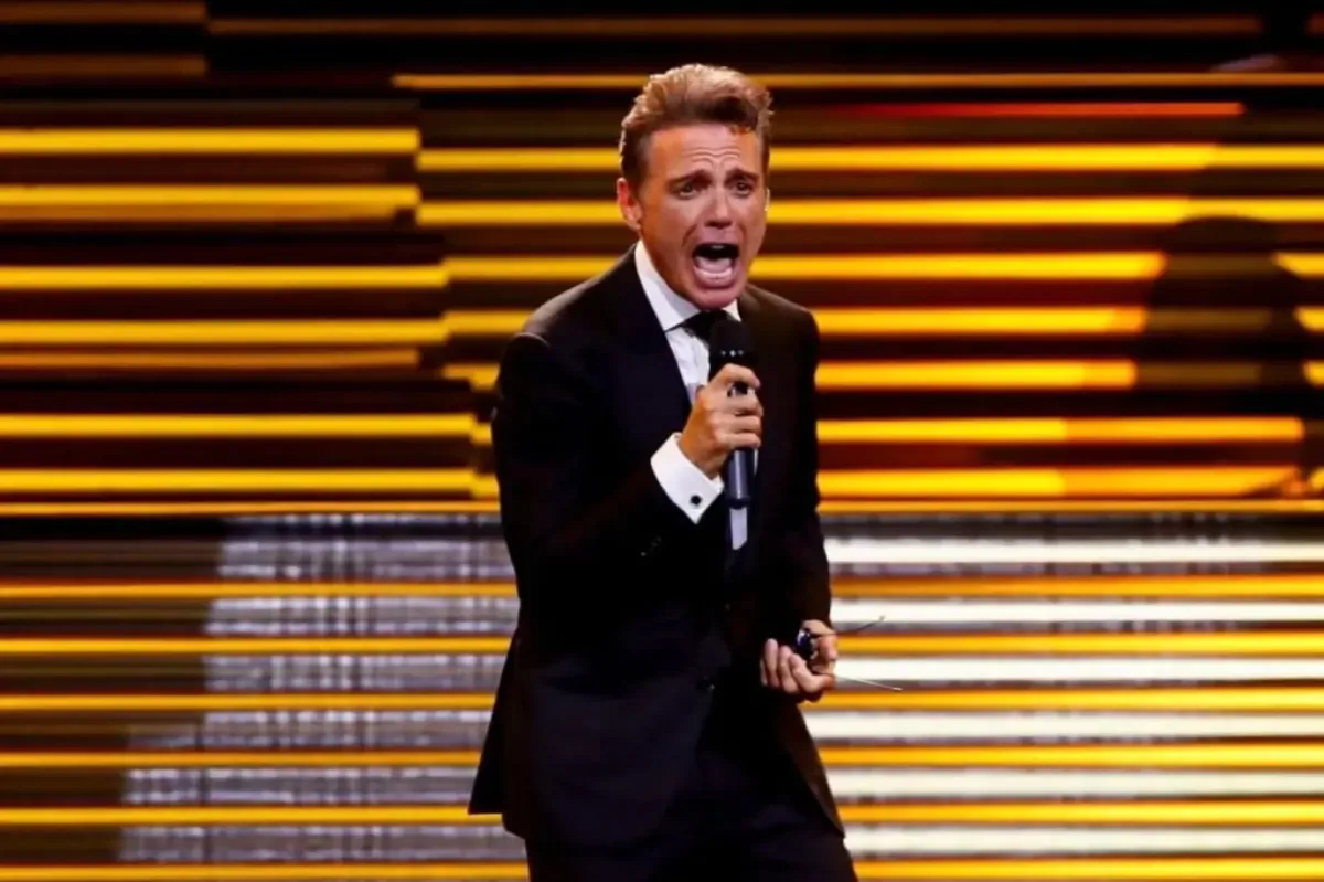 El cantante se encuentra bajo observación médica por problemas circulatorios.