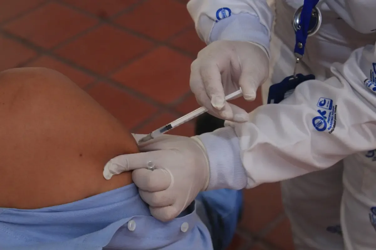 La temporada de gripe comienza con casos mortales en Los Ángeles, lo que resalta la importancia de la vacunación.