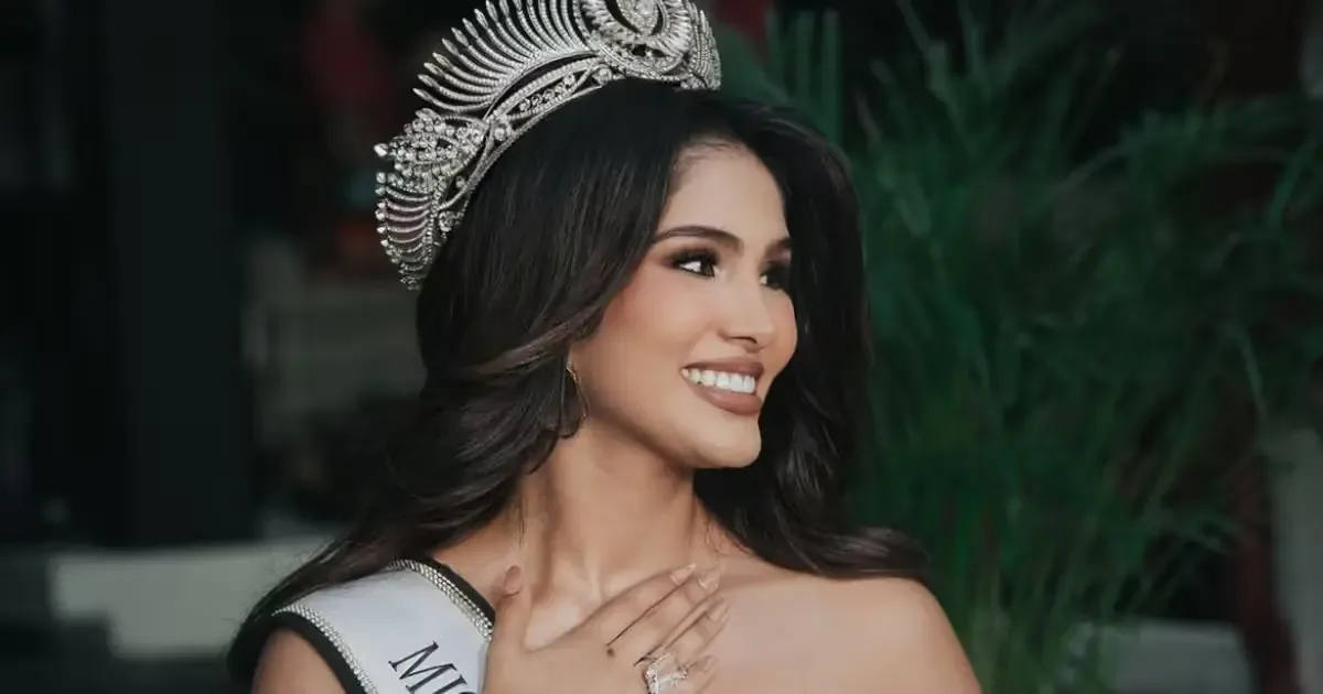 Con una sólida preparación en moda y danza, Samantha aspira a ser la nueva reina.