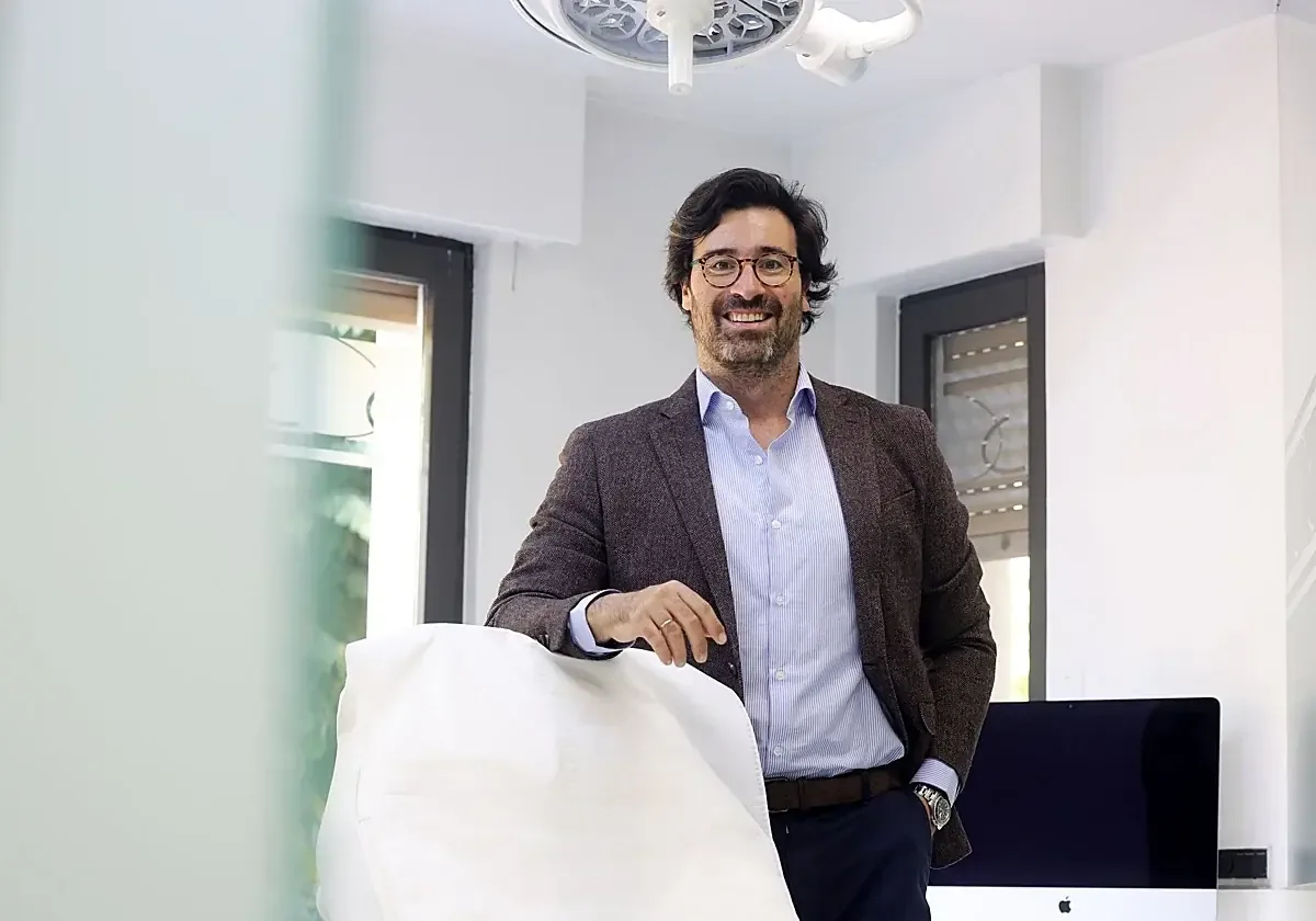 El cirujano regresa a Oviedo tras triunfar en Madrid, uniendo medicina y ayuda humanitaria.