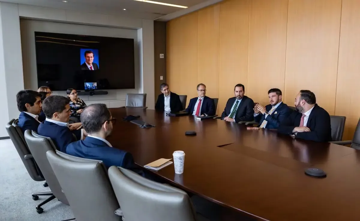 El gobernador de Nuevo León se reúne con importantes fondos de inversión en Nueva York para fomentar el desarrollo económico del estado.