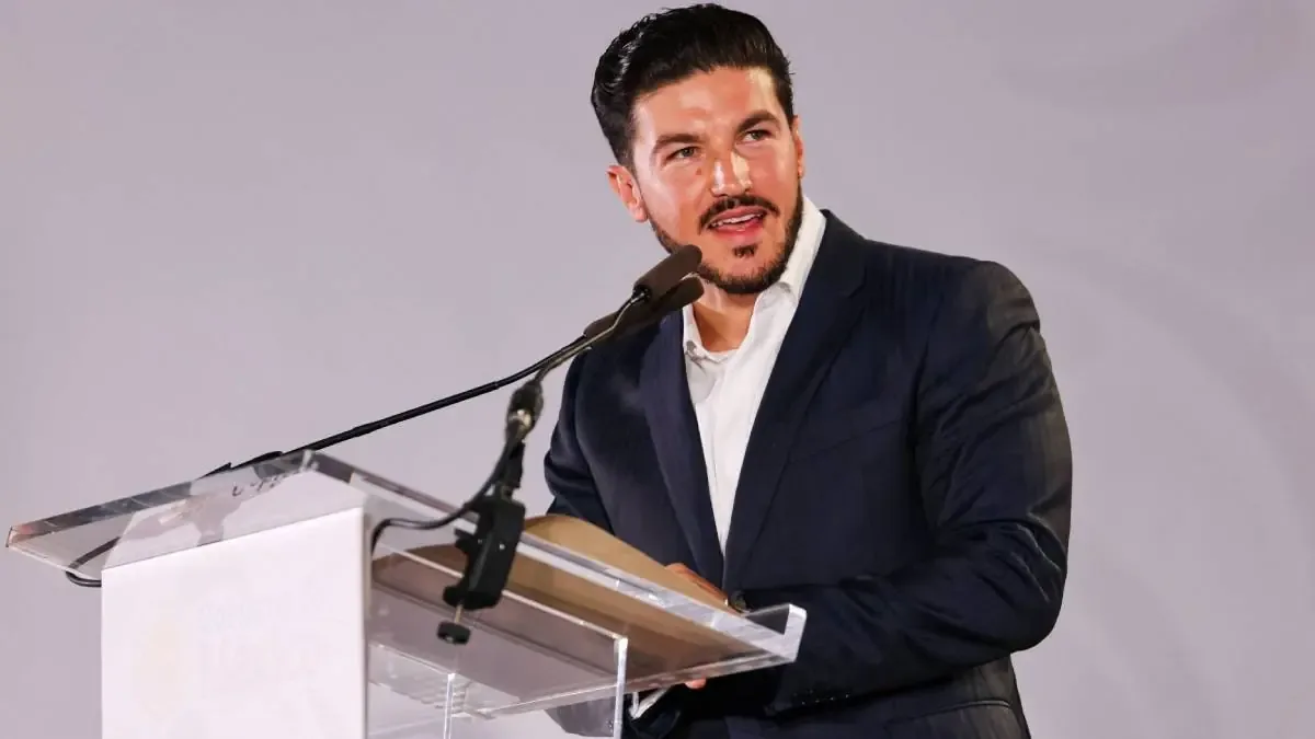El gobernador de Nuevo León opta por no comparecer ante el Congreso mientras enfrenta acusaciones de uso indebido de recursos.