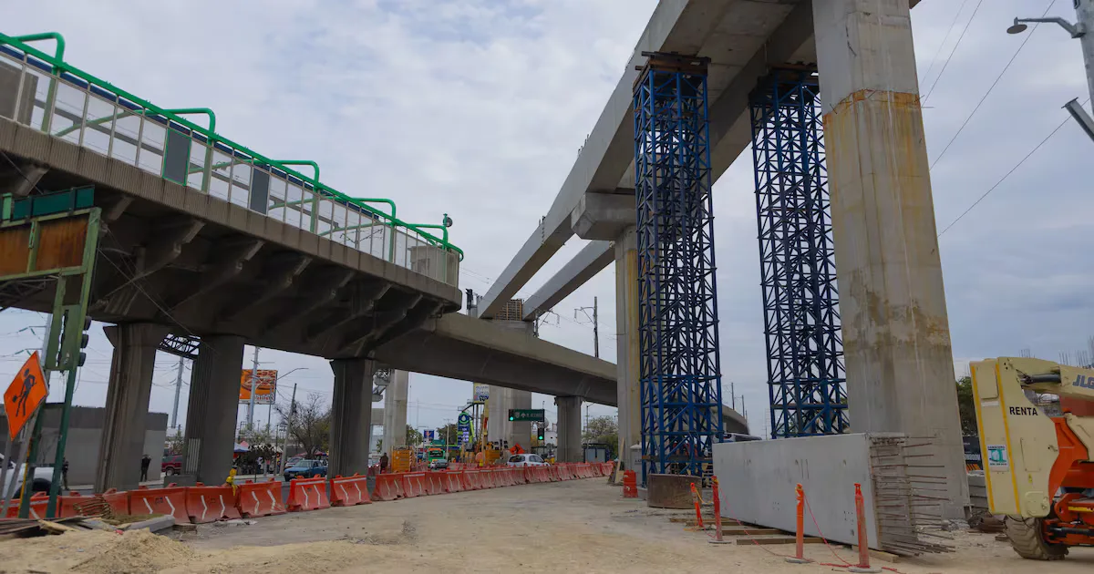 Samuel García supervisa la colocación de trabes en la Línea 6 del Metro en Nuevo León.