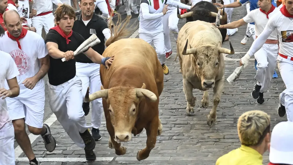 La fiesta de San Fermín en Pamplona regresa del 7 al 14 de julio, con encierros y eventos culturales que cautivan a visitantes.