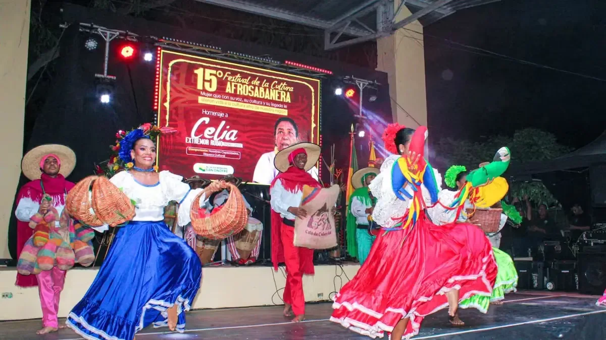 Las fiestas patronales incluyen competencias deportivas y un festival cultural que celebran la identidad local.