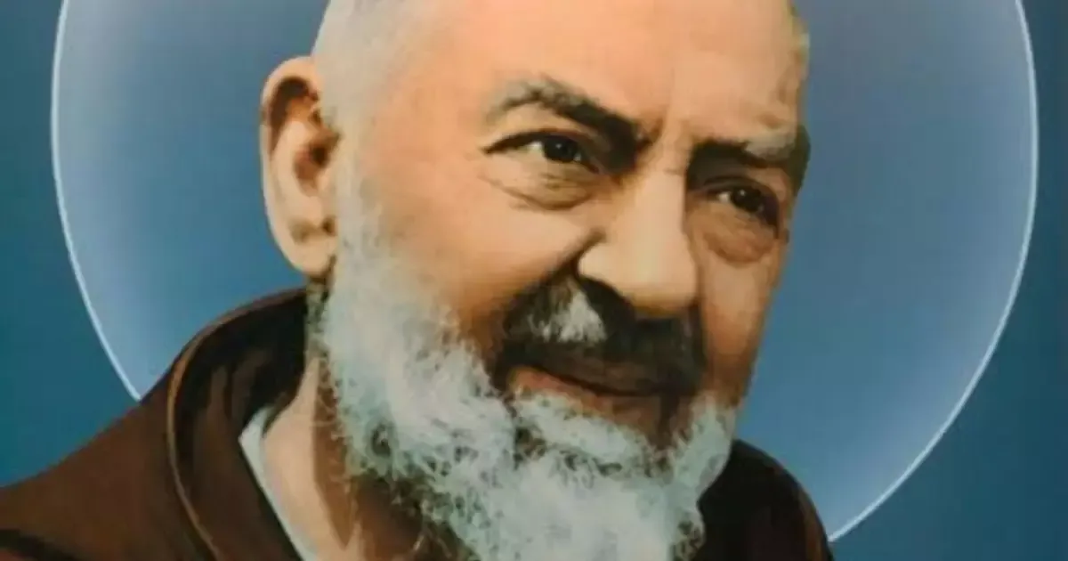 La figura de San Pio inspira a muchos fieles con su legado de oración y servicio.