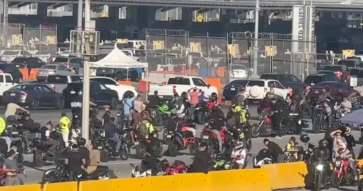 La reapertura de un carril exclusivo genera largas filas de motociclistas en la frontera.