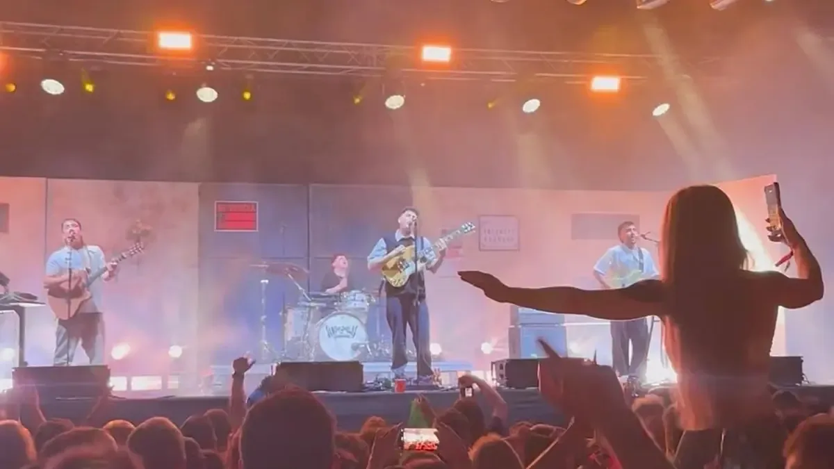Jóvenes del pueblo extremeño demuestran que la vida rural puede brillar en el mundo musical.
