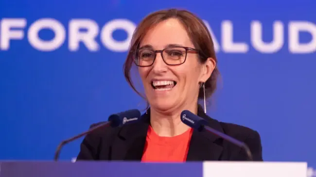 La ministra Mónica García enfrenta críticas por derivaciones a la sanidad privada.