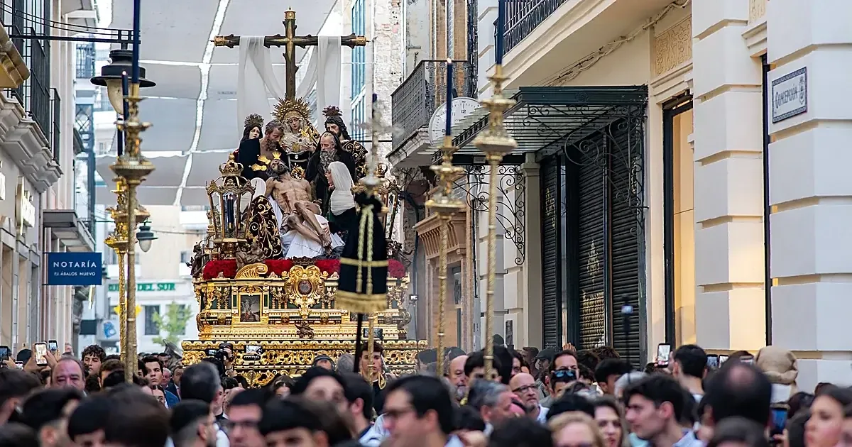 La cofradía de Santa Cruz muestra su legado religioso en un desfile memorable.