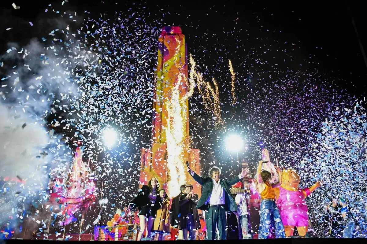 Más de 250,000 personas disfrutaron de la ceremonia inaugural de los Juegos Suramericanos en Santa Fe, destacando identidad y diversidad.