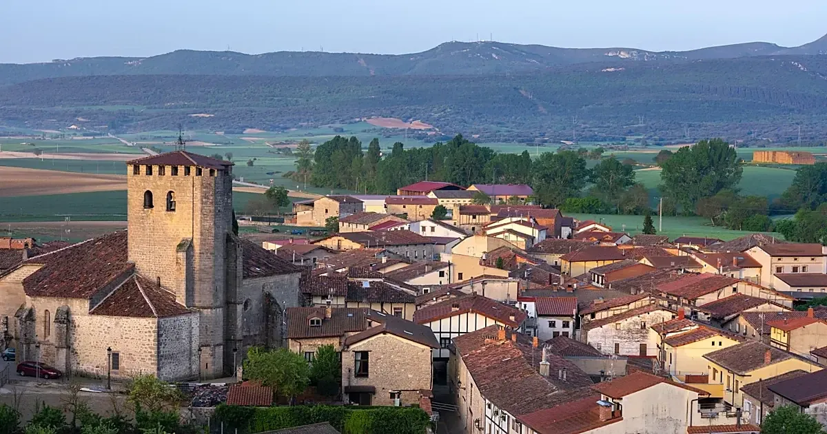 La localidad burgalesa recibe el reconocimiento por su patrimonio y cuidado urbano, atrayendo turismo de calidad.