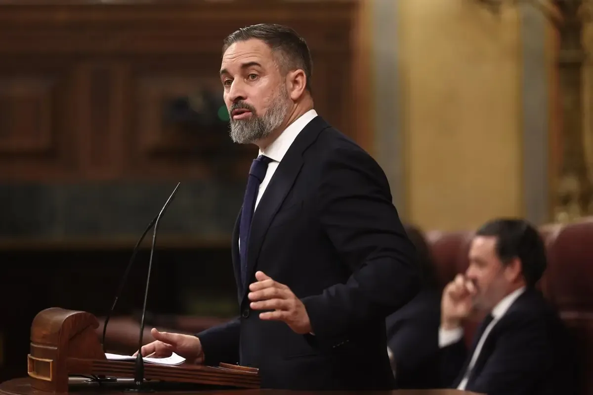 Santiago Abascal critica la gestión de Pedro Sánchez tras el accidente, responsabilizándolo de calamidades.
