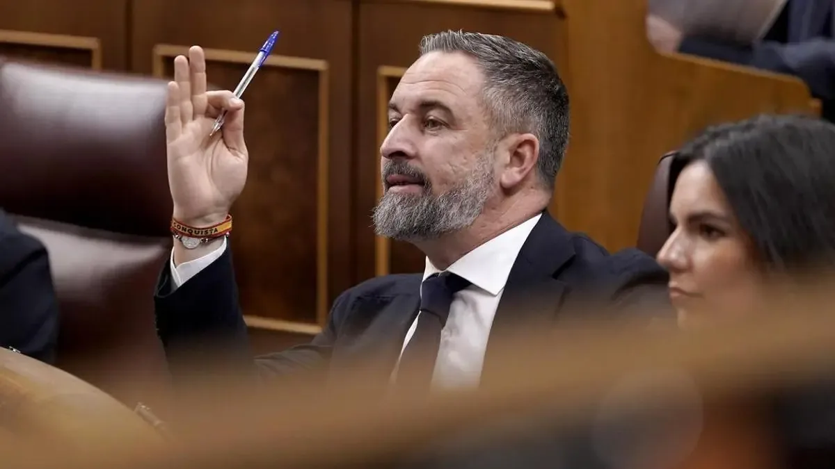 Santiago Abascal enfrenta a críticos internos y negociaciones externas con el PP en un contexto político tenso en España.